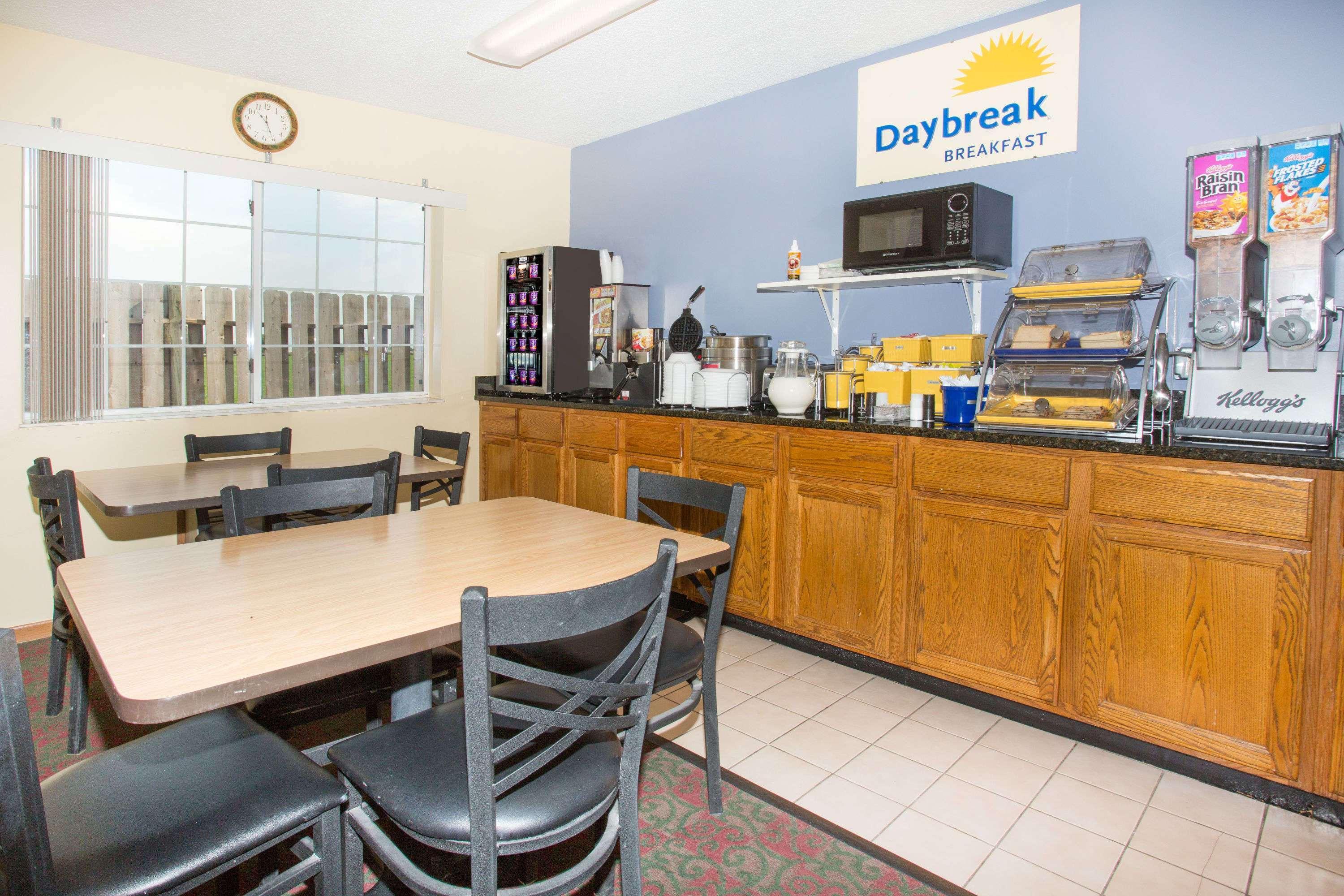 Days Inn By Wyndham Lexington Ne Extérieur photo