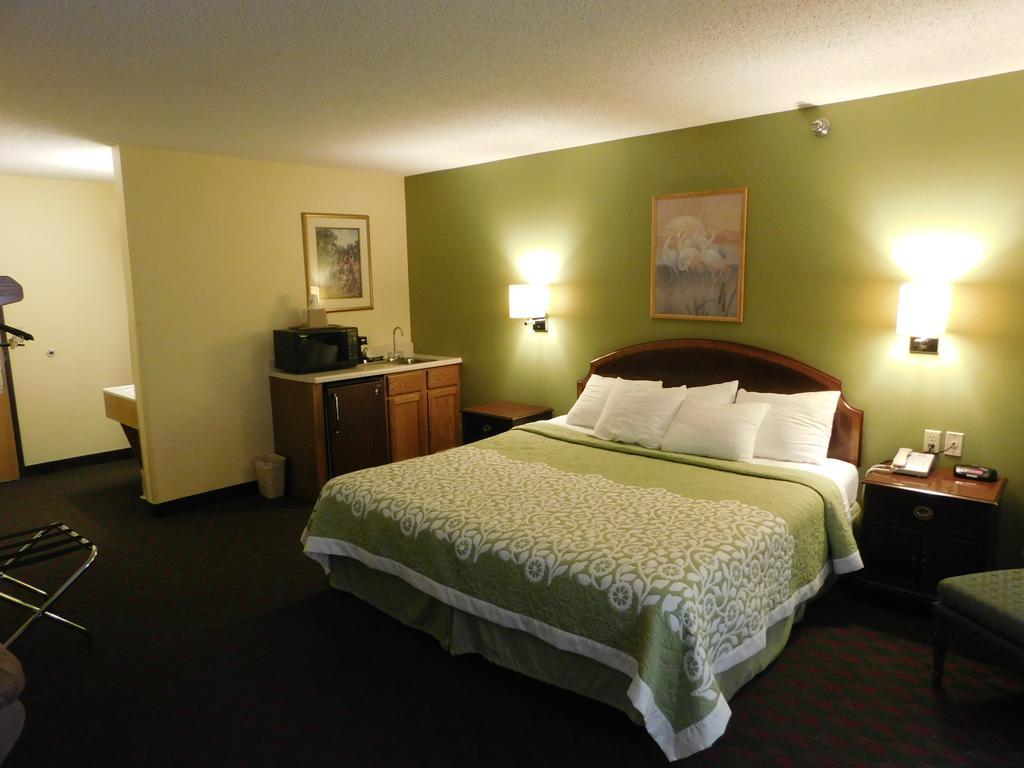 Days Inn By Wyndham Lexington Ne Extérieur photo